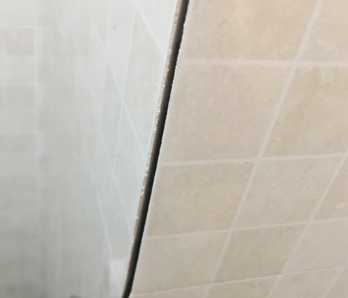 新荣瓷砖空鼓维修公司分享阳台瓷砖脱落的修复过程可以分为以下几个步骤