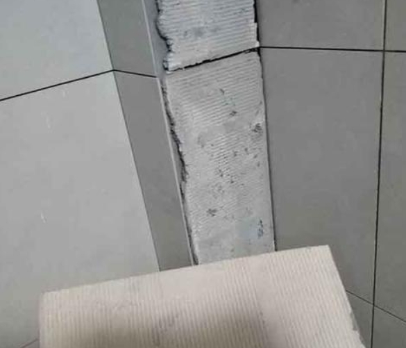 新荣瓷砖空鼓维修公司分享下厨房瓷砖脱落的补救措施。
